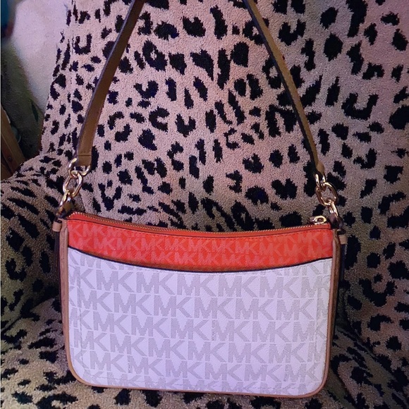 NWOT MICHAEL Michael Kors Leather Saddle/Crossbody Comes with Removable Strap - Picture 2 of 15